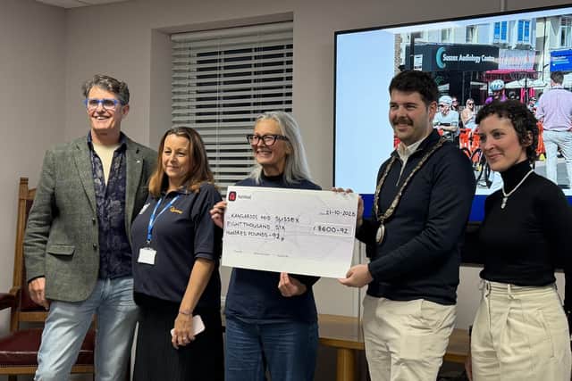 Mike Oliver, Town Mayor Duncan Pascoe and Kangaroo representatives pictured together with the cheque.