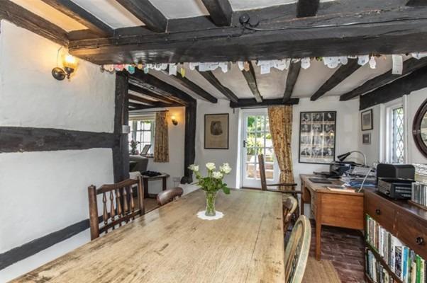 House for sale in Lewes: Grade II Listed 16th century thatched cottage