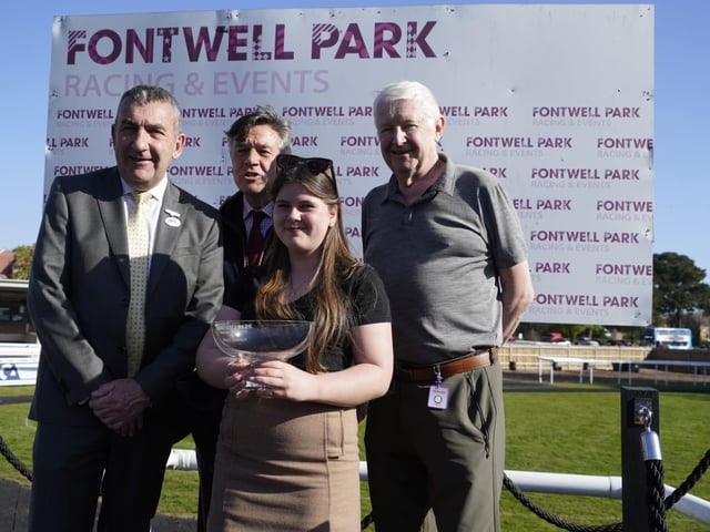 April jump racing at sunny Fontwell Park