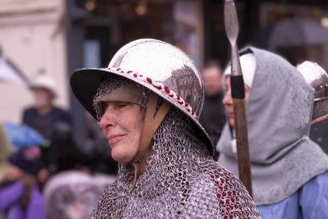 The procession features the spectacle of King Henry III and Prince Edward’s Royalist army in mortal combat on the streets of Lewes against the forces of Simon de Montfort and his rebel barons.