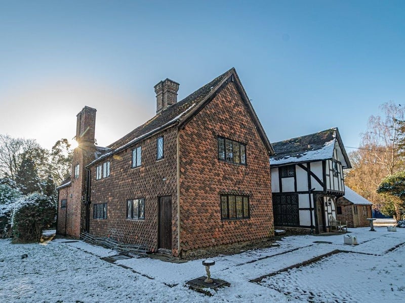 Tifters Manor is steeped in a long and rich history, with published articles featuring the property (Country Life), and even once being owned by the Secretary of Queen Mary. Queen Mary herself even commissioned a commemorative tree to be planted while she visited the property. A plaque is available detailing this.