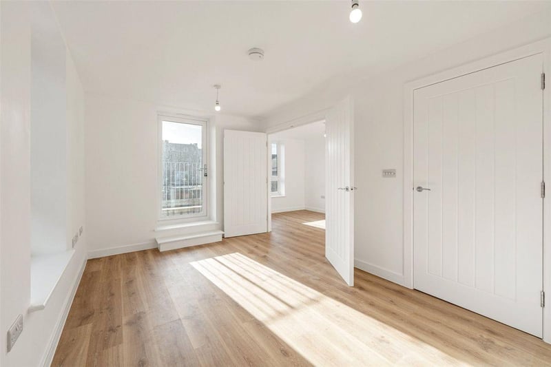 This apartment with balcony on the second floor is priced at £275,000. The master bedroom is a double and there is a kitchen / dining room with double doors to the living room, which could potentially be used as a second bedroom.