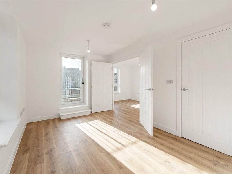 This apartment with balcony on the second floor is priced at £275,000. The master bedroom is a double and there is a kitchen / dining room with double doors to the living room, which could potentially be used as a second bedroom.