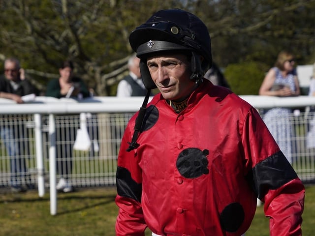 April jump racing at sunny Fontwell Park