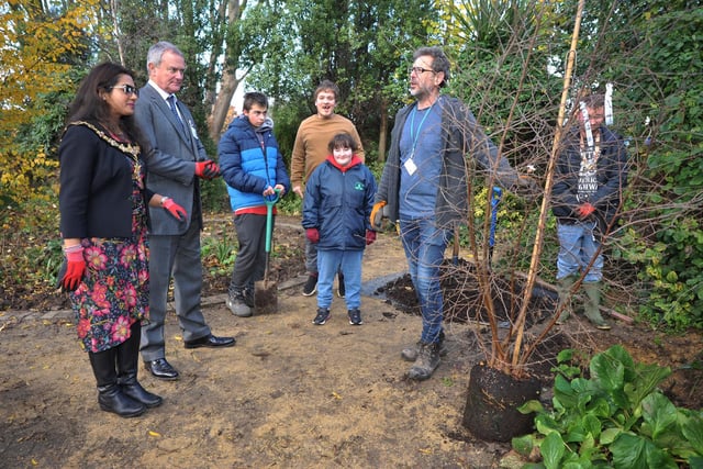 Deputy Lieutenant Hugh Bonneville and Worthing mayor Henna Chowdhury helping students at Oak Grove College to plant a commemorative tree as part of the Queen’s Green Canopy initiative