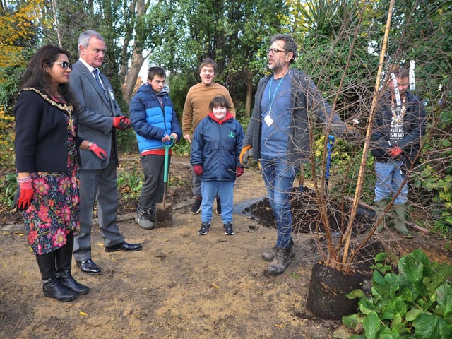 Deputy Lieutenant Hugh Bonneville and Worthing mayor Henna Chowdhury helping students at Oak Grove College to plant a commemorative tree as part of the Queen’s Green Canopy initiative
