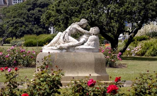 Harold and Edith statue at West Marina Gardens