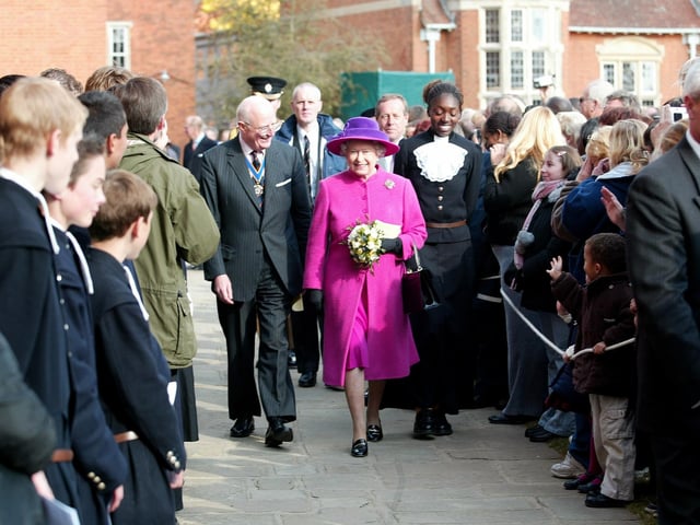 JPCT 24 October 2003 Queen visits Horsham. Christ's Hospital C3440230a -photo by Michael Burren
