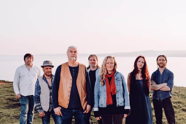Raynor and the band (pic by Elly Lucas)