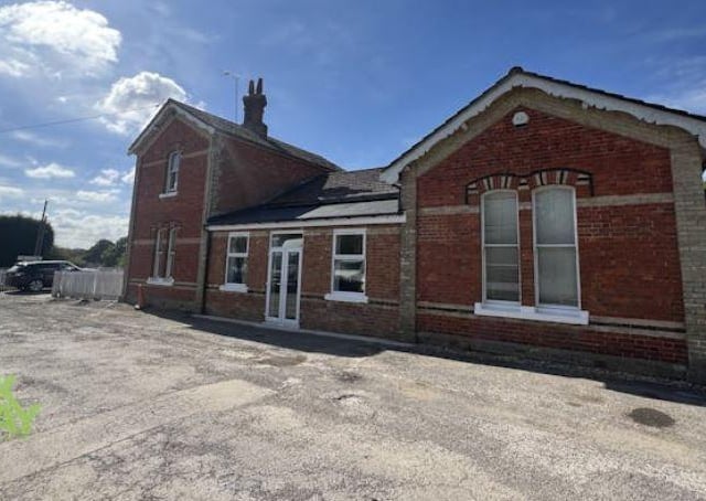 The property is on sale with an asking price of £425,000