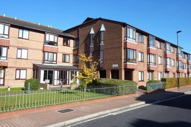 A one bedroom top floor retirement flat in the popular location of Broadwater. Situated on level ground in the heart of Broadwater giving easy access to Broadwater Street West shopping facilities whilst also being within approximately half a mile of Worthing central railway station.