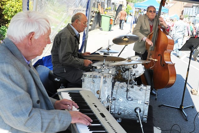 Crowds entertained with jazz music