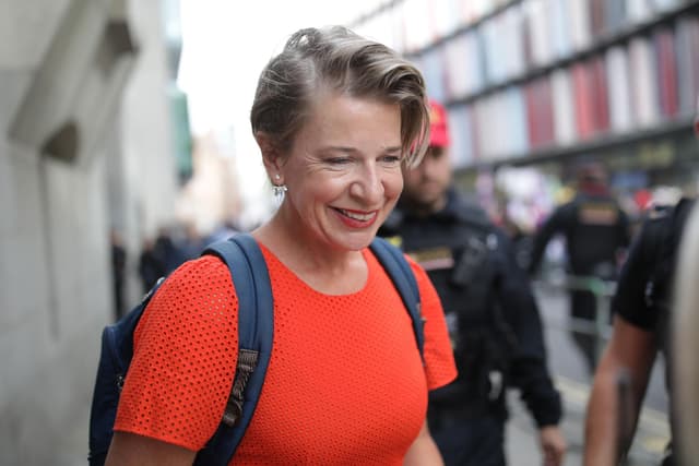 Katie Hopkins besucht Crowborough, um sich mit Demonstranten zu treffen ...