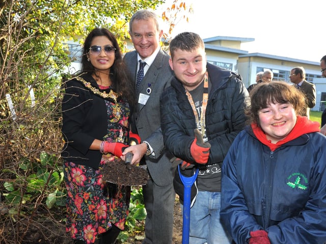 Deputy Lieutenant Hugh Bonneville and Worthing mayor Henna Chowdhury with Oak Grove College students