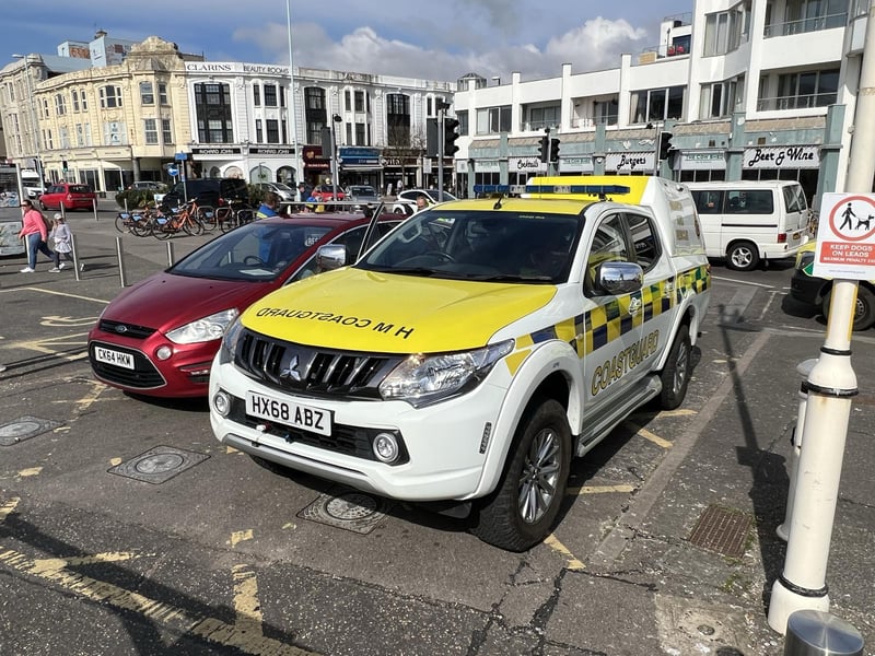 A motorised paraglider has ‘crashed into the water off Worthing Pier’, sparking a large emergency response.