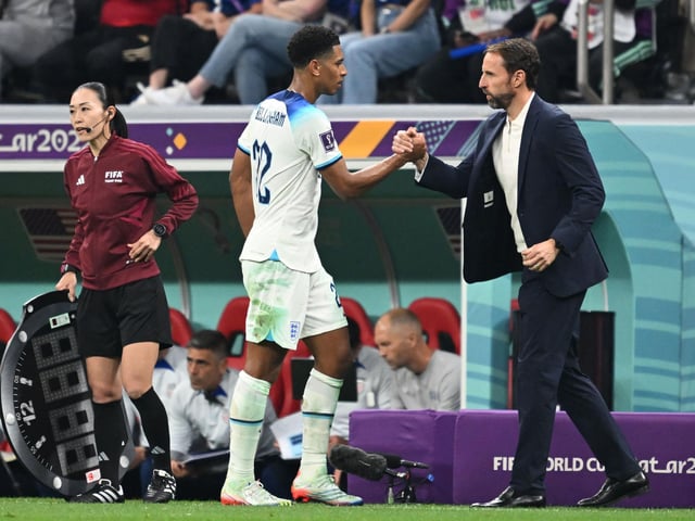 England's midfielder #22 Jude Bellingham (L) is greetd by England's coach #00 Gareth Southgate as he leaves the pitch during the Qatar 2022 World Cup Group B football match between England and USA at the Al-Bayt Stadium in Al Khor, north of Doha on November 25, 2022. (Photo by Kirill KUDRYAVTSEV / AFP) (Photo by KIRILL KUDRYAVTSEV/AFP via Getty Images)
