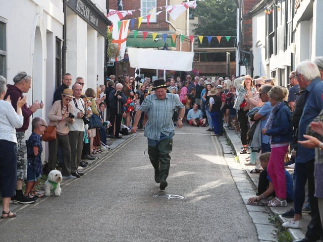 Hastings Old Town Carnival Week 2022: Seaboot Race. Photo by Roberts Photographic
