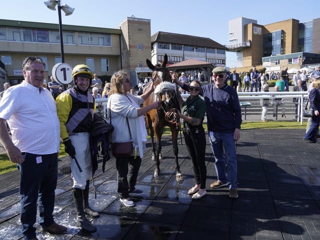 April jump racing at sunny Fontwell Park