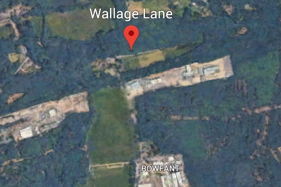 Feuerwehrleute bekämpfen Brand in Industriegebiet in West Sussex