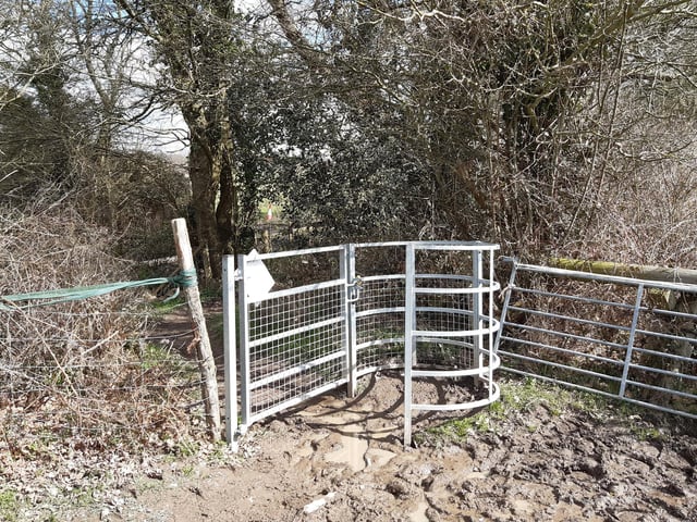 Exit via a metal gate