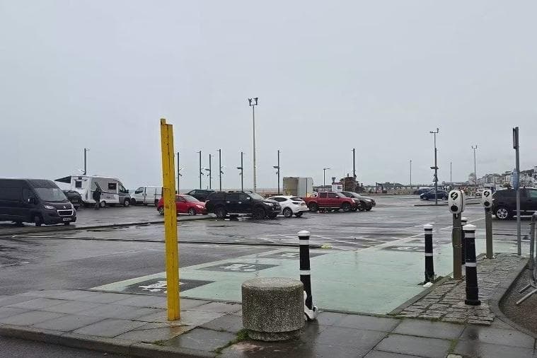 Parkplatz an der Strandpromenade von Hastings wegen Lagerfeuer gesperrt