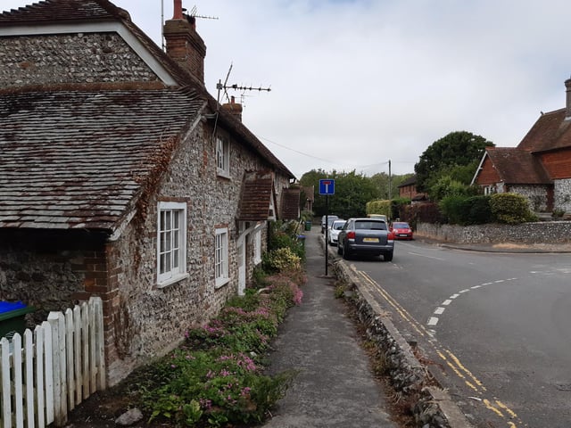 Continue up the dead-end road to the end, passing The Old Post Office
