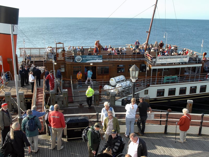 Passegers boarding the Waverley at Worthing Pier in September 2009