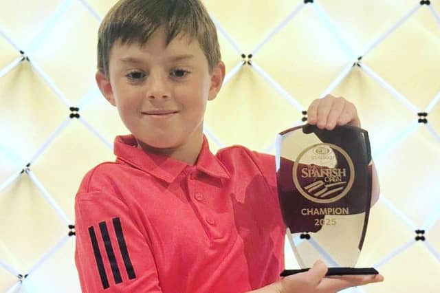 Alex Romanowski with his trophy - picture by r1golf_com