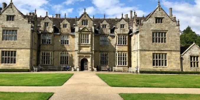This beautiful botanic garden is located in the heart of Sussex and is home to a wide variety of plant species from around the world. Visitors can explore the garden's beautiful landscapes, enjoy a picnic in the park, and learn about the importance of conservation