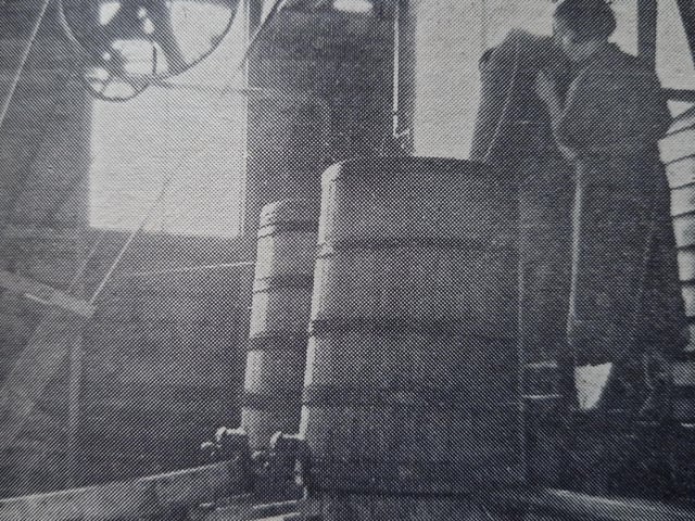 Loading the big wooden vats, where the flesh of the peeled oranges was cooked
