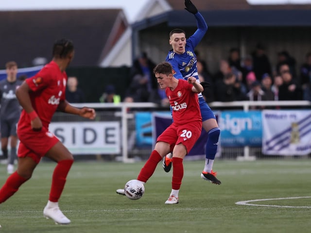 Aveley v Worthing action in National League South