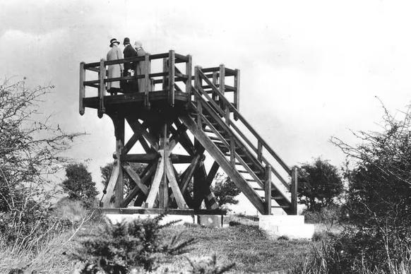 North's Seat in Fairlight was historically a significant vantage point with a viewing platform. The platform, built in 1930, replaced an earlier seat and featured a brass orientation table. It was used as an observation point during World War II but was later demolished in 1982 due to vandalism