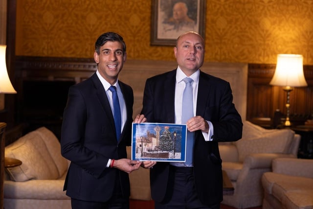 Andrew Griffith MP presenting his Christmas Card, designed by Poppy Pritchett,
to Prime Minister Rishi Sunak.