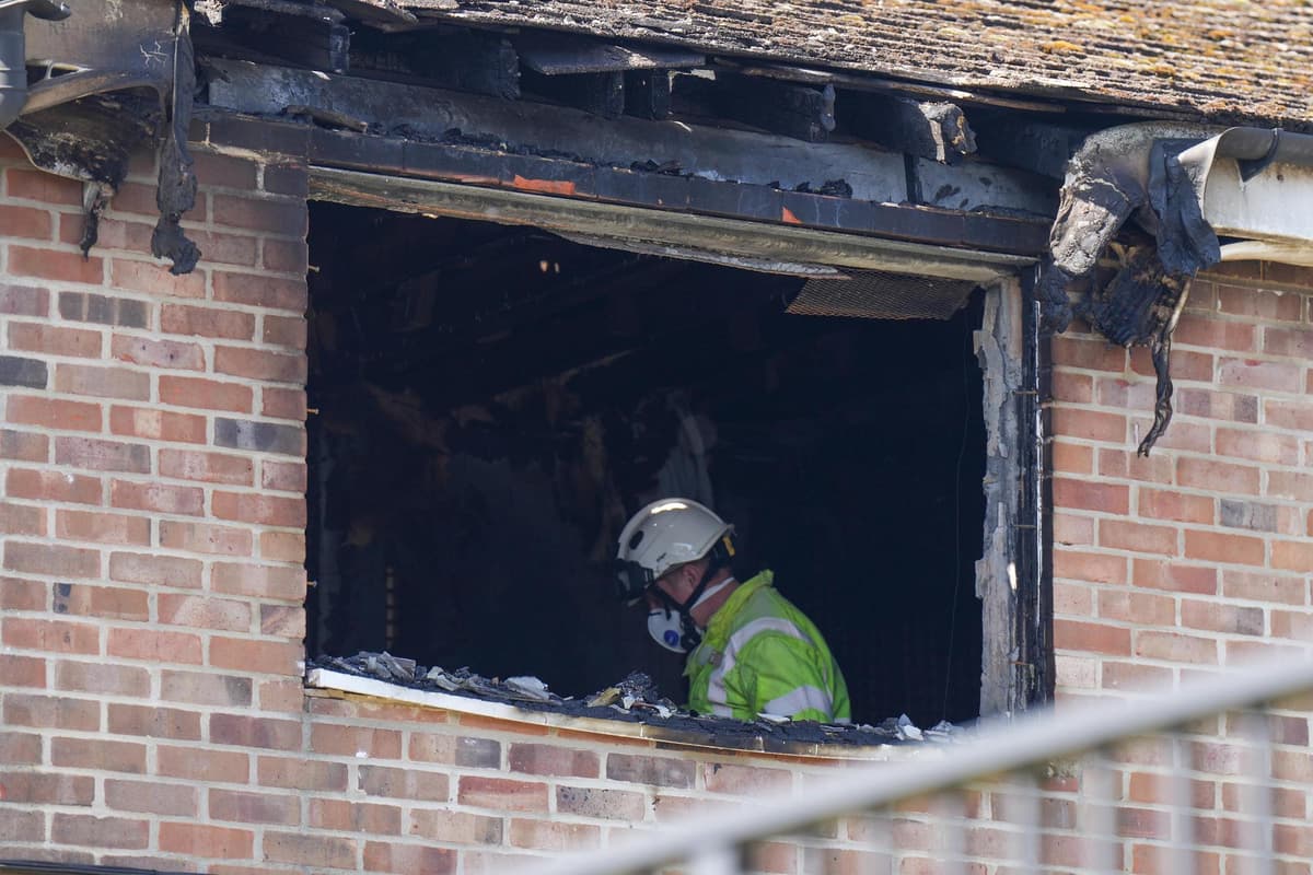 Feuerwehr bekämpft Brand in Haus in Dorf in West Sussex
