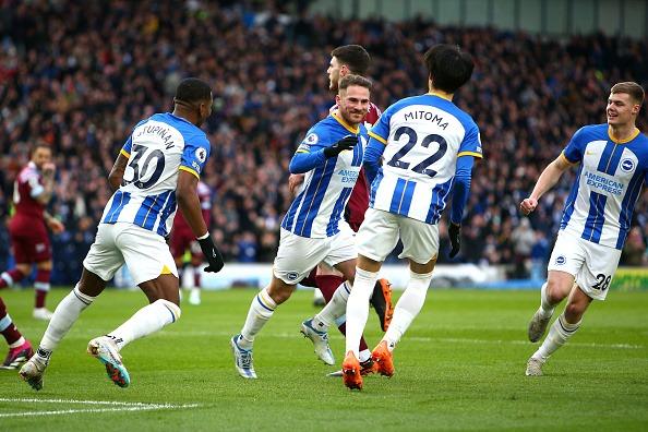 Alexis Mac Allister of Brighton & Hove Albion celebrates with teammates after scoring the team's first goal against West Ham