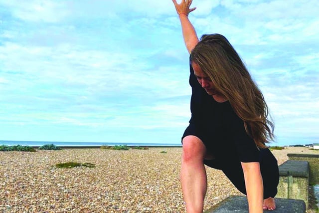 Two Monday sessions at 7pm and 8pm. You will learn the main principles of contemporary dance technique – energising exercises and sequencing bringing awareness to the whole body.