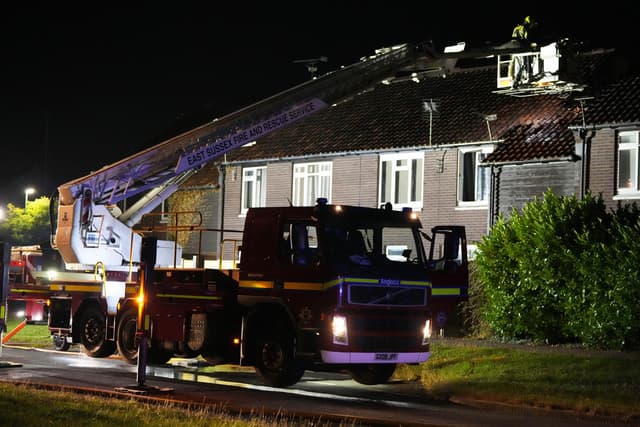 Video zeigt Rettungskräfte im Einsatz nach Brand in Haus in Horsham