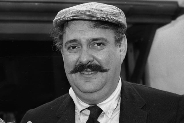 27th April 1959:  US actor Zero Mostel (1915 - 1977) at Heathrow Airport.  (Photo by Keystone/Getty Images)