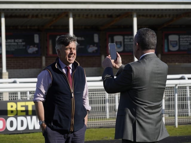 April jump racing at sunny Fontwell Park