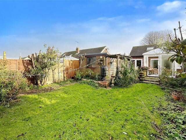 This spacious Littlehampton chalet bungalow with large garden is a short walk from Littlehampton's superb beaches