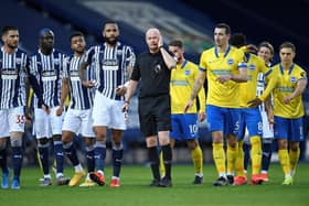 Players remonstrate with referee Lee Mason, after a free kick by Brighton's English defender Lewis Dunk which led to a goal, which was then ruled out. (Photo by PETER POWELL/POOL/AFP via Getty Images)