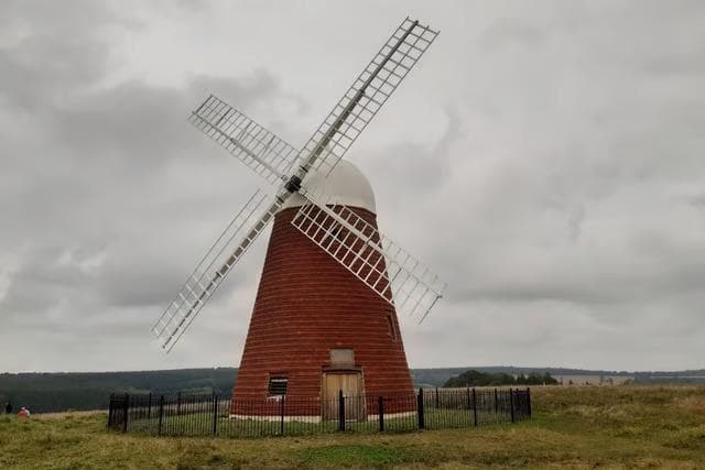 Auftrag zur Restaurierung der historischen Halnaker-Windmühle vergeben
