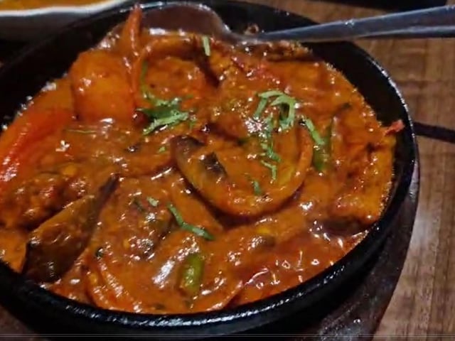 Shaslick Bahar. You can choose chicken or lamb (I chose the latter) – spiced and marinated, cooked in the tandoor with barbecued onion, tomato, green peppers & green chillies, then cooked in a slightly hot sauce.