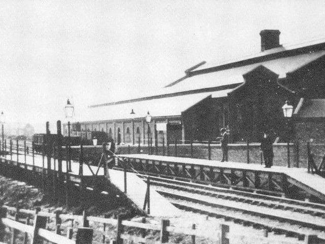 Glyne Gap Halt opened in 1905, mainly to serve workers constructing the gas works where the Ravenside shopping centre exists today. It closed in 1915.