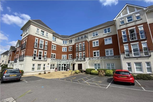 A well presented first floor one bedroom retirement apartment in West Worthing. Rotary Lodge development is just a short distance from Worthing High Street, with large department stores to the smaller specialist and antique shops all on your doorstep.