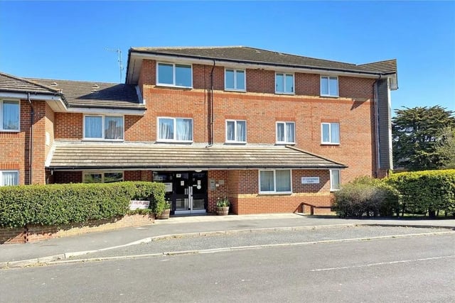 This chain free one double bedroom apartment for the over 60's is perfectly situated just a short walk to Littlehampton seafront, town centre, mainline train station and shops.