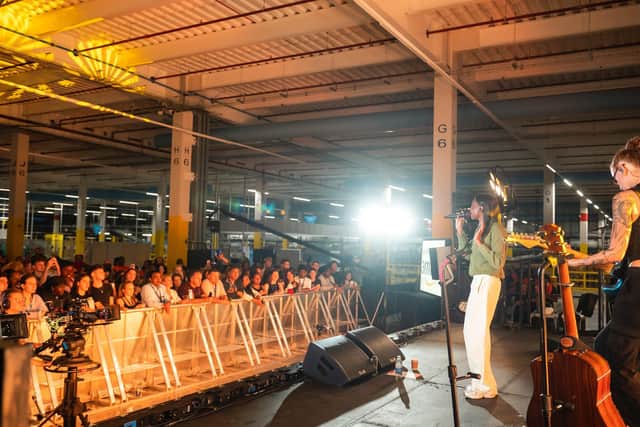 To celebrate the tenth anniversary of its apprenticeship programme. Amazon partnered with careers development platform Apprentice Nation to host an exclusive one-off gig featuring singer-songwriter Cat Burns. Photo: Amazon / Apprentice Nation