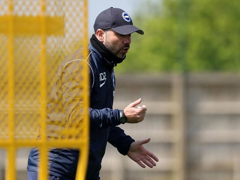Brighton head coach Roberto De Zerbi keeps a close eye on his players during training