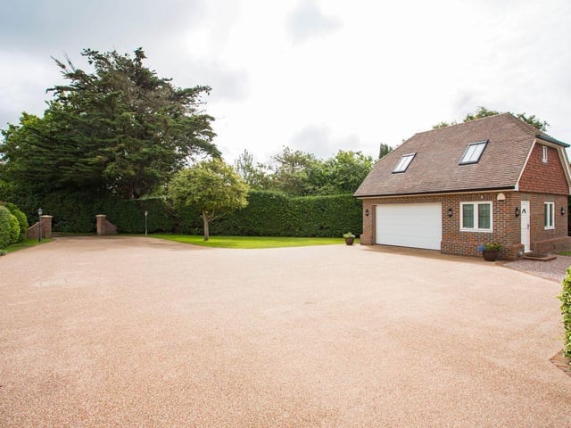 Royston Close, Friston