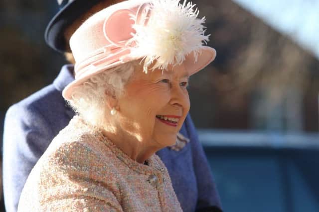 DM17114948a.jpg The Queen visits Chichester Festival Theatre. Photo by Derek Martin Photography. SUS-171130-173956008